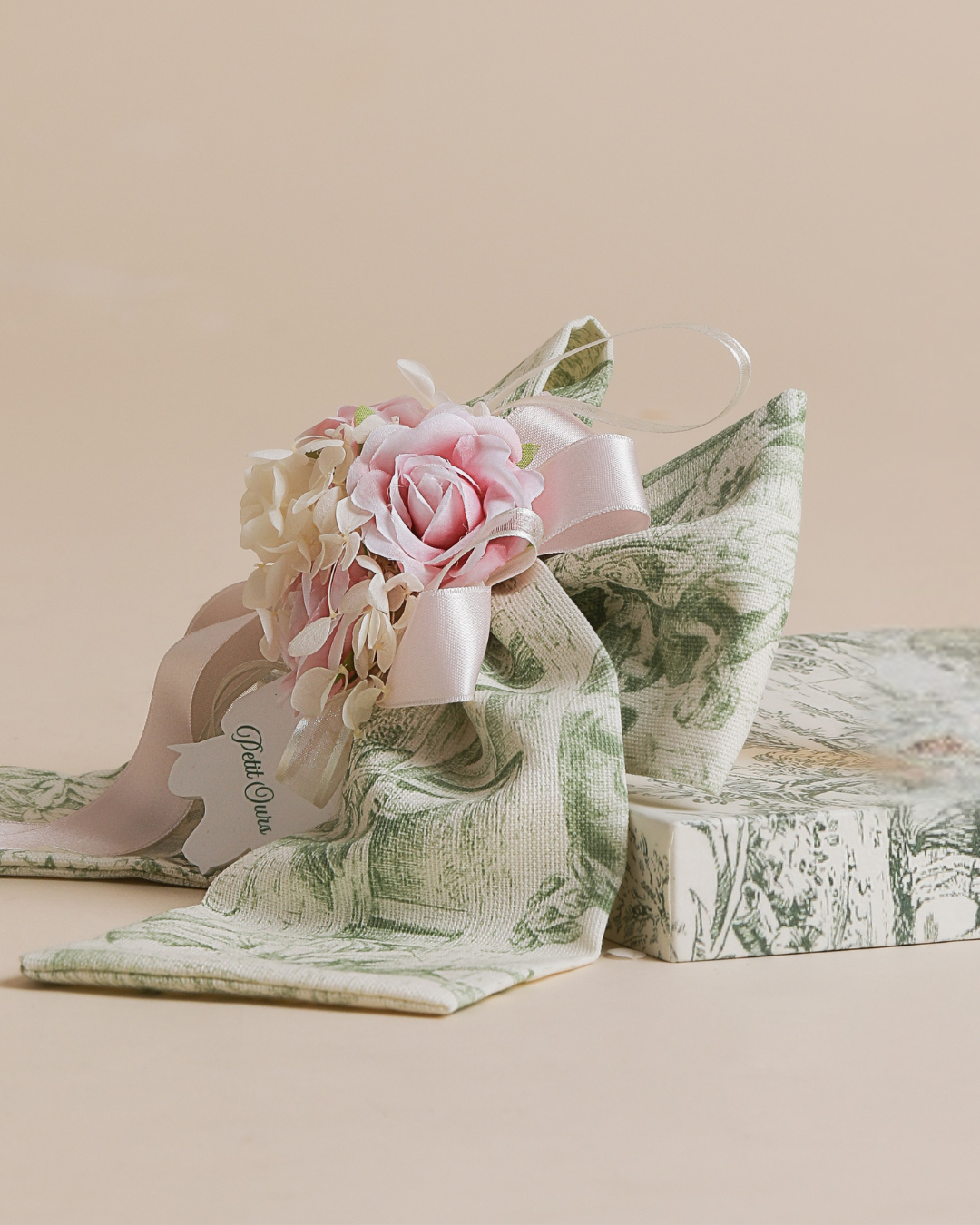 Fiocco Toile de Jouy in Panamino stampato con applicazioni di fiori e nastri