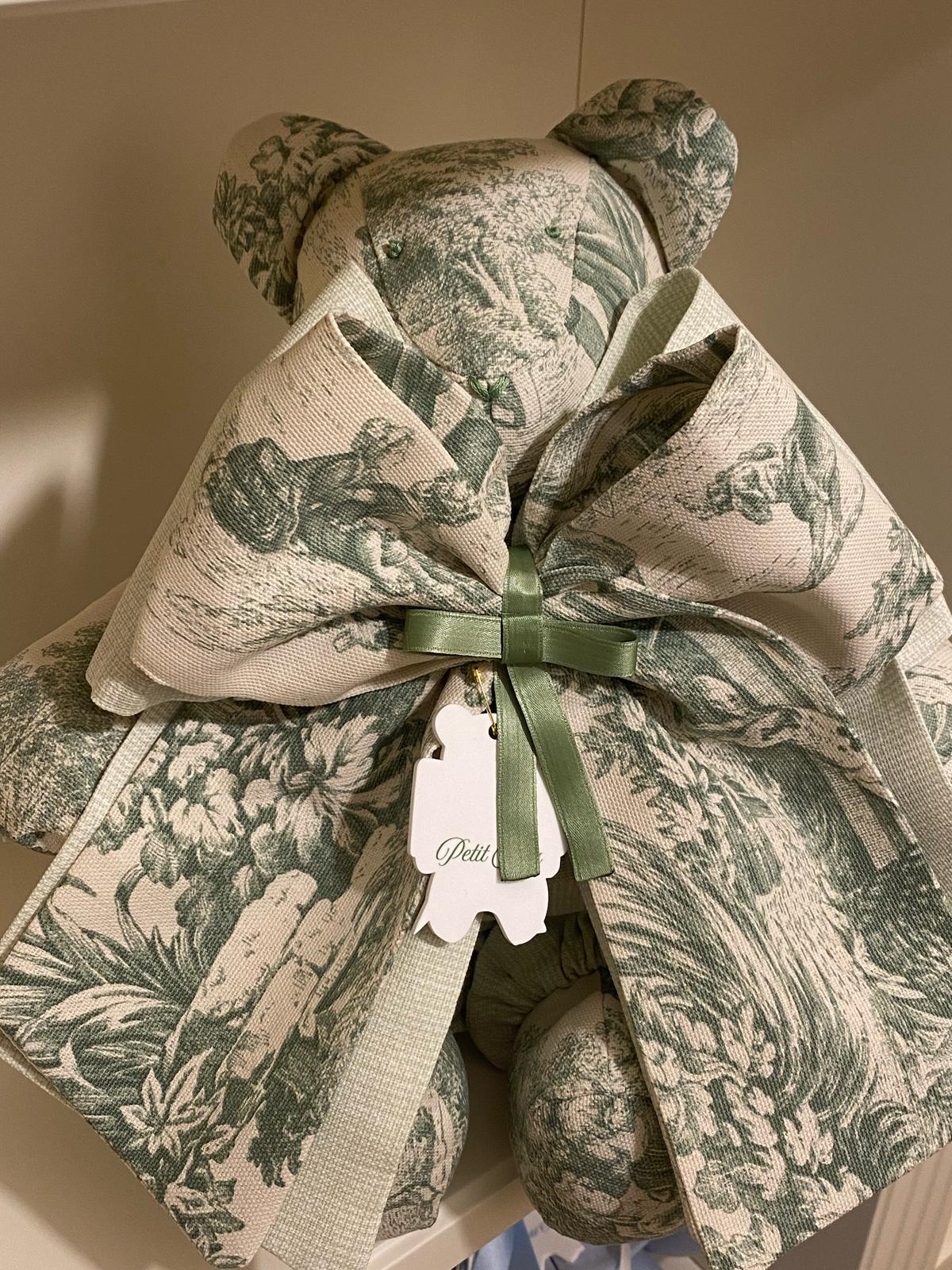 Orsetto artigianale Toile de Jouy verde 40 cm con doppio fiocco e coulotte in cotone