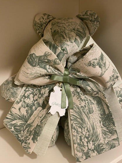 Orsetto artigianale Toile de Jouy verde 40 cm con doppio fiocco e coulotte in cotone
