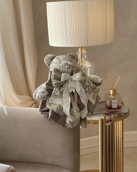 Orsetto Toile de Jouy tortora 45 cm con doppio fiocco in velluto e coulotte coordinata
