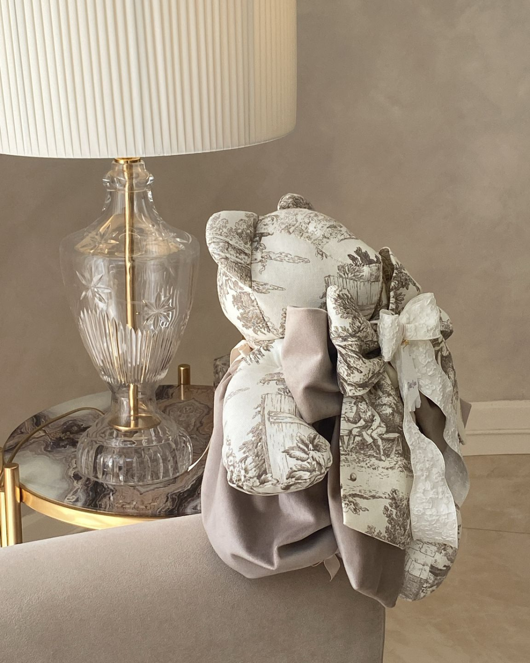Orsetto Toile de Jouy tortora 45 cm con doppio fiocco in velluto e coulotte coordinata