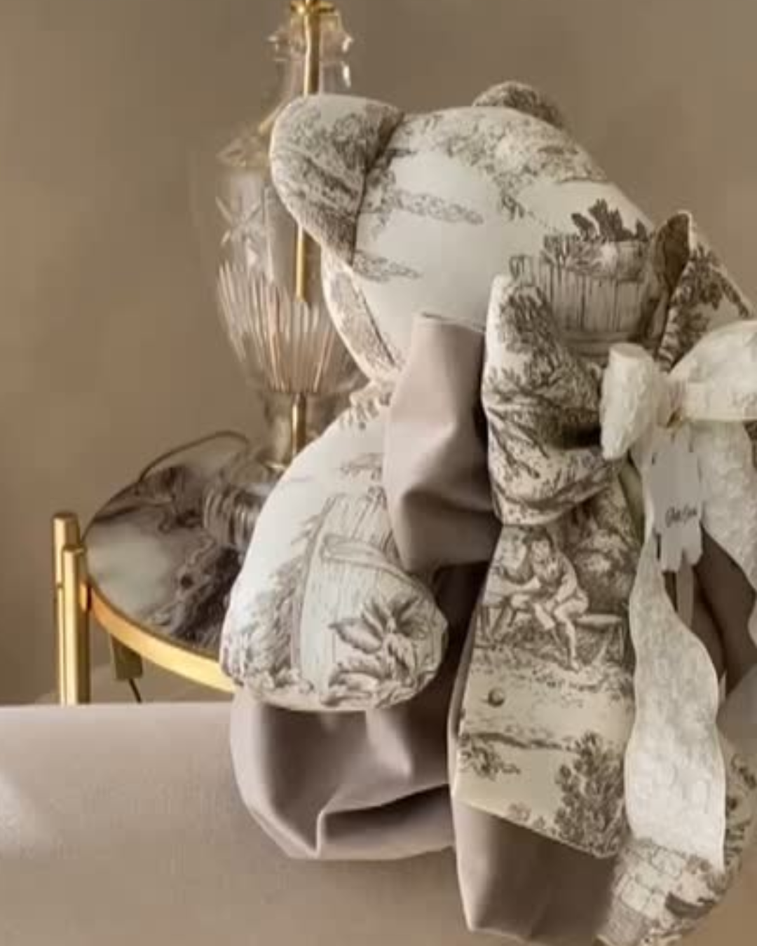 Orsetto Toile de Jouy tortora 45 cm con doppio fiocco in velluto e coulotte coordinata