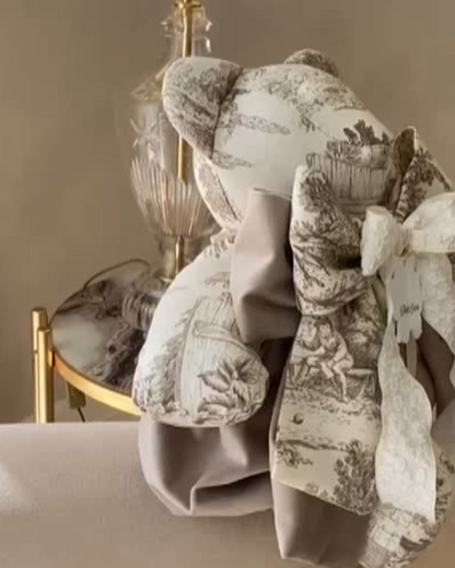 Orsetto Toile de Jouy tortora 45 cm con doppio fiocco in velluto e coulotte coordinata
