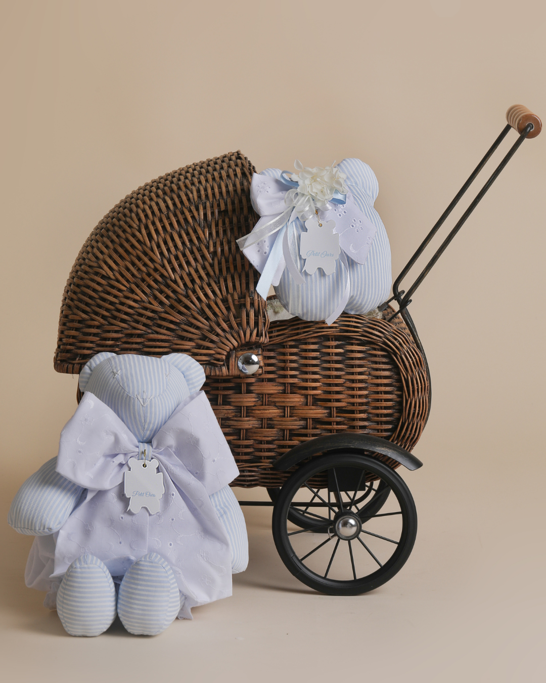 Orsetto in tessuto Piquet 100% cotone con fiocco e coulotte in pizzo San Gallo
