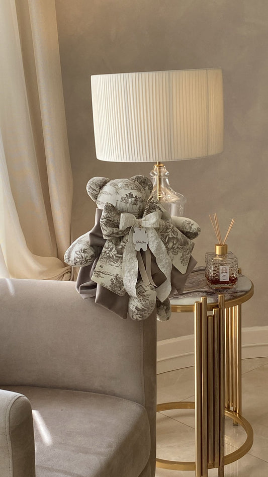 Orsetto Toile de Jouy tortora 45 cm con doppio fiocco in velluto e coulotte coordinata