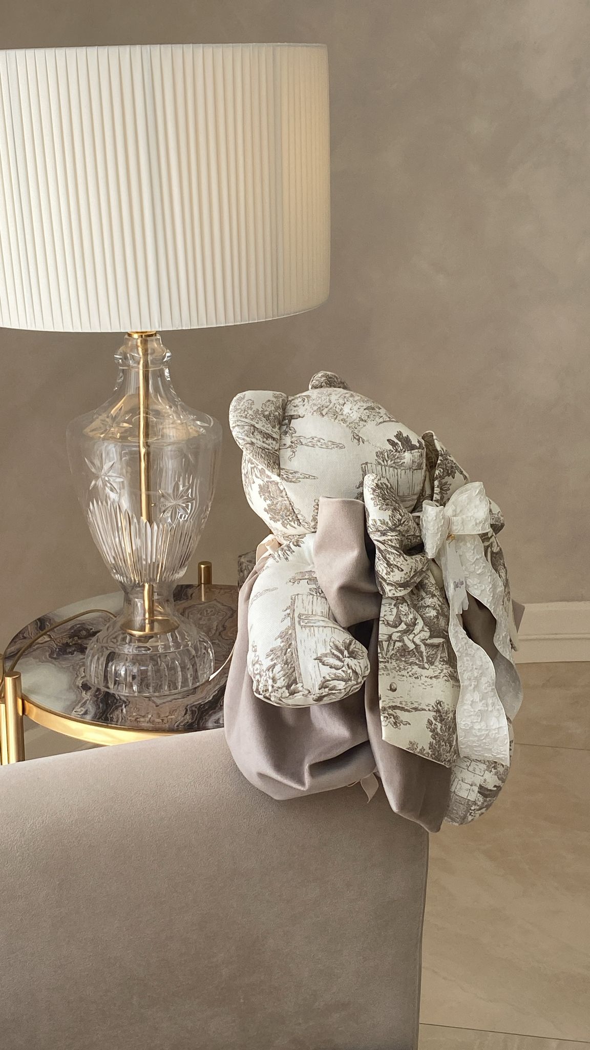 Orsetto Toile de Jouy tortora 45 cm con doppio fiocco in velluto e coulotte coordinata